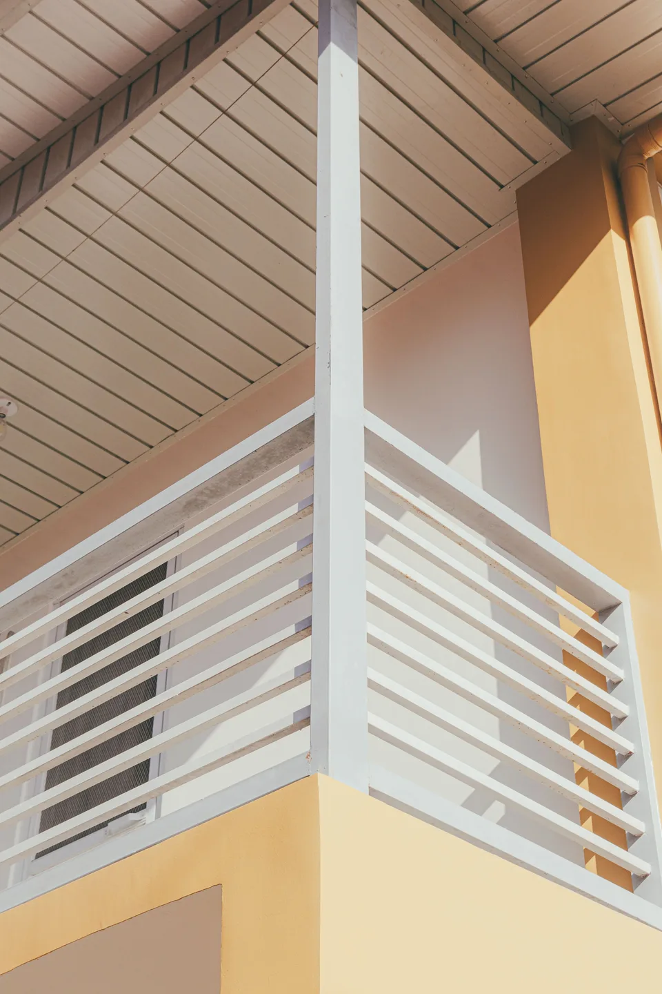 Horizontal metal railing around a balcony