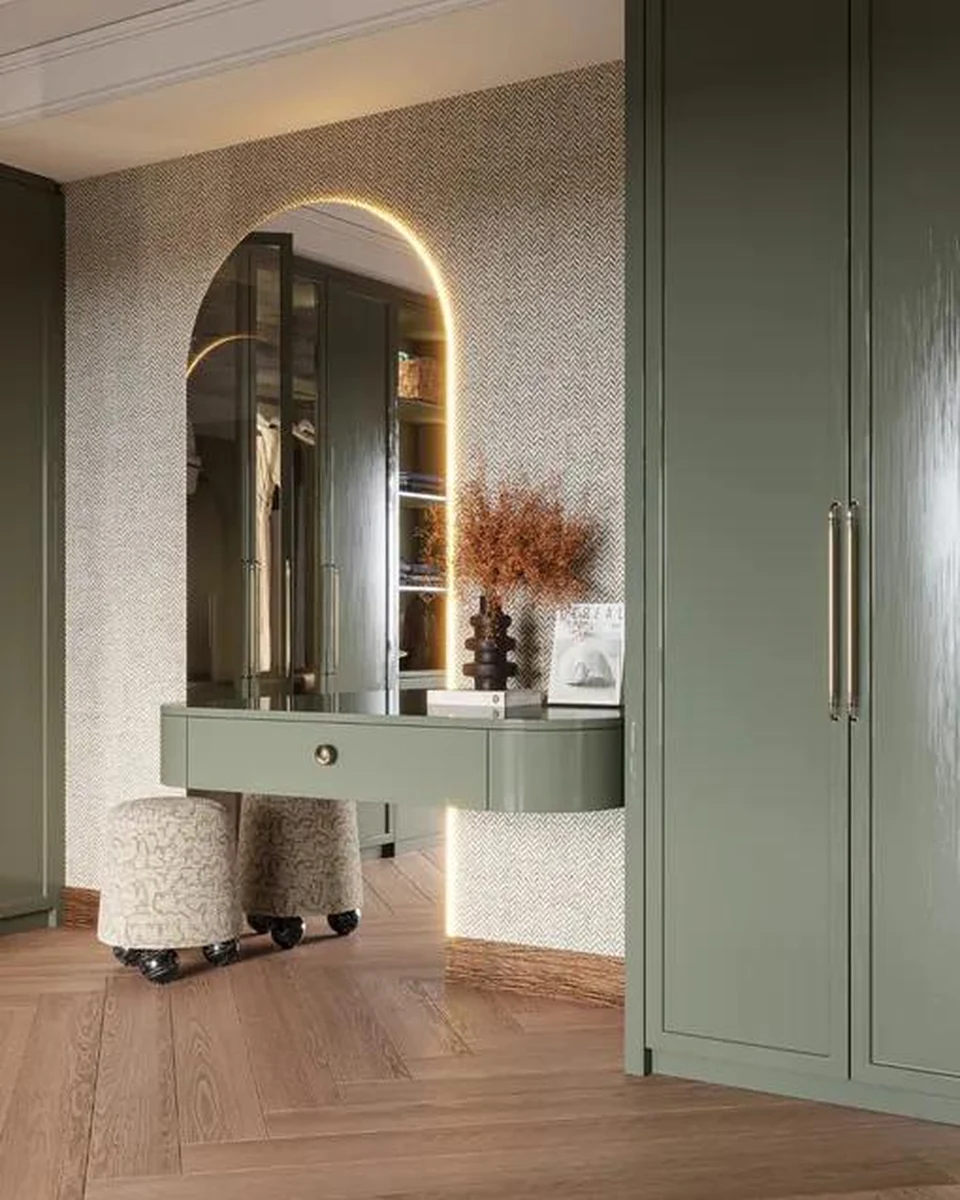 Arched illuminated mirror above a fitted dressing table